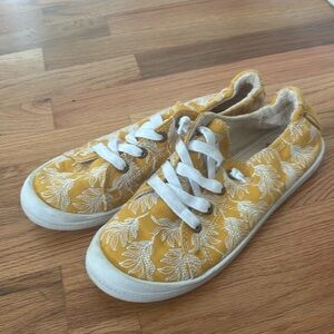 Roxy Bayshore III Mustard Yellow w/ White Embroidered Flowers Slip Ons